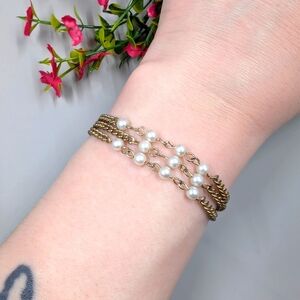 Triple Strand Pearl Design Vintage And Cute Bracelet